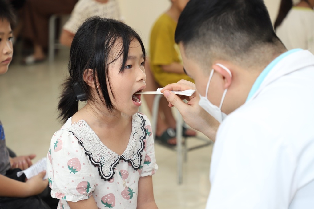 Dược Hậu Giang và AloBacsi khám bệnh, phát thuốc cho 1.000 bà con xã Quỳnh Long - 5 Dược Hậu Giang và AloBacsi khám bệnh, phát thuốc cho 1.000 bà con xã Quỳnh Long - 5