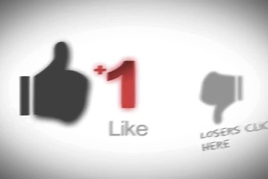 Clip cô gái ngã lăn ra đường khi va chạm giao thông vì mải chơi điện thoại