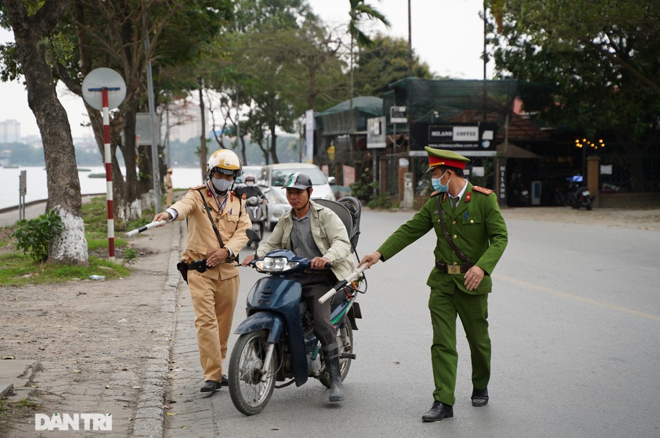 Theo chân CSGT bắt hàng loạt ma men chạy xe gắn máy trên đường phố Hà Nội - 11 Theo chân CSGT bắt hàng loạt ma men chạy xe gắn máy trên đường phố Hà Nội - 11