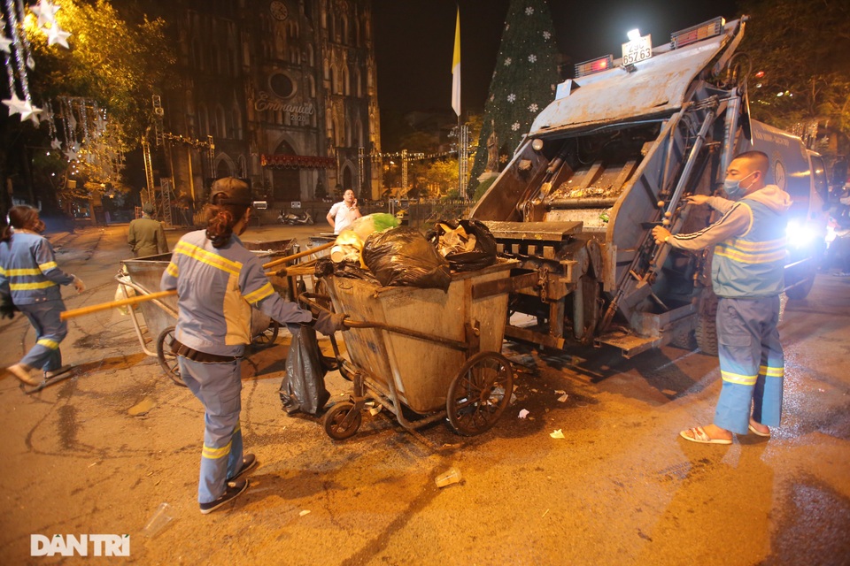 Khu vực hồ Gươm ngập trong biển rác sau đêm Giáng sinh - 9 Khu vực hồ Gươm ngập trong biển rác sau đêm Giáng sinh - 9