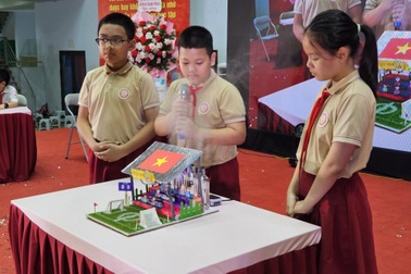 Học sinh tiểu học thi sáng tạo sân vận động thông minh