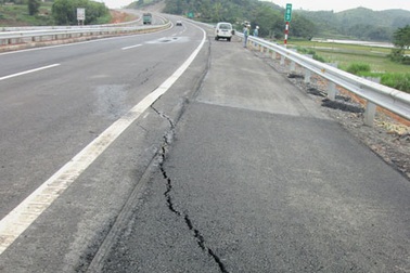 Vết nứt bất thường và chiếc xe sang biển giả