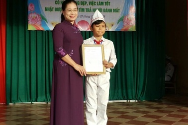 Tuyên dương học sinh lớp 6 trả lại hơn 18 triệu đồng nhặt được