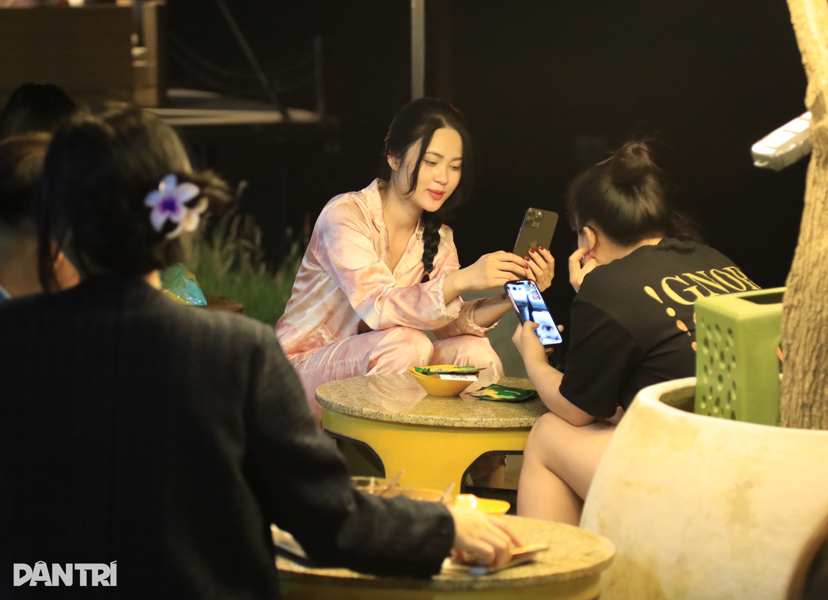 Pelanggan menempuh jarak hampir 100 km untuk minum teh lemon sepanjang malam di Hanoi - 7 Khách đi gần 100km đến uống trà chanh xuyên đêm ở Hà Nội - 7