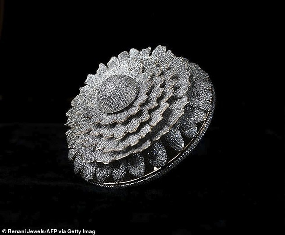 Chiêm ngưỡng chiếc nhẫn gắn 12.638 viên kim cương - 1 Chiêm ngưỡng chiếc nhẫn gắn 12.638 viên kim cương - 1