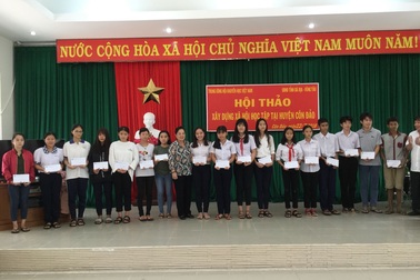 Trung ương Hội Khuyến học Việt Nam trao học bổng cho học sinh Côn Đảo