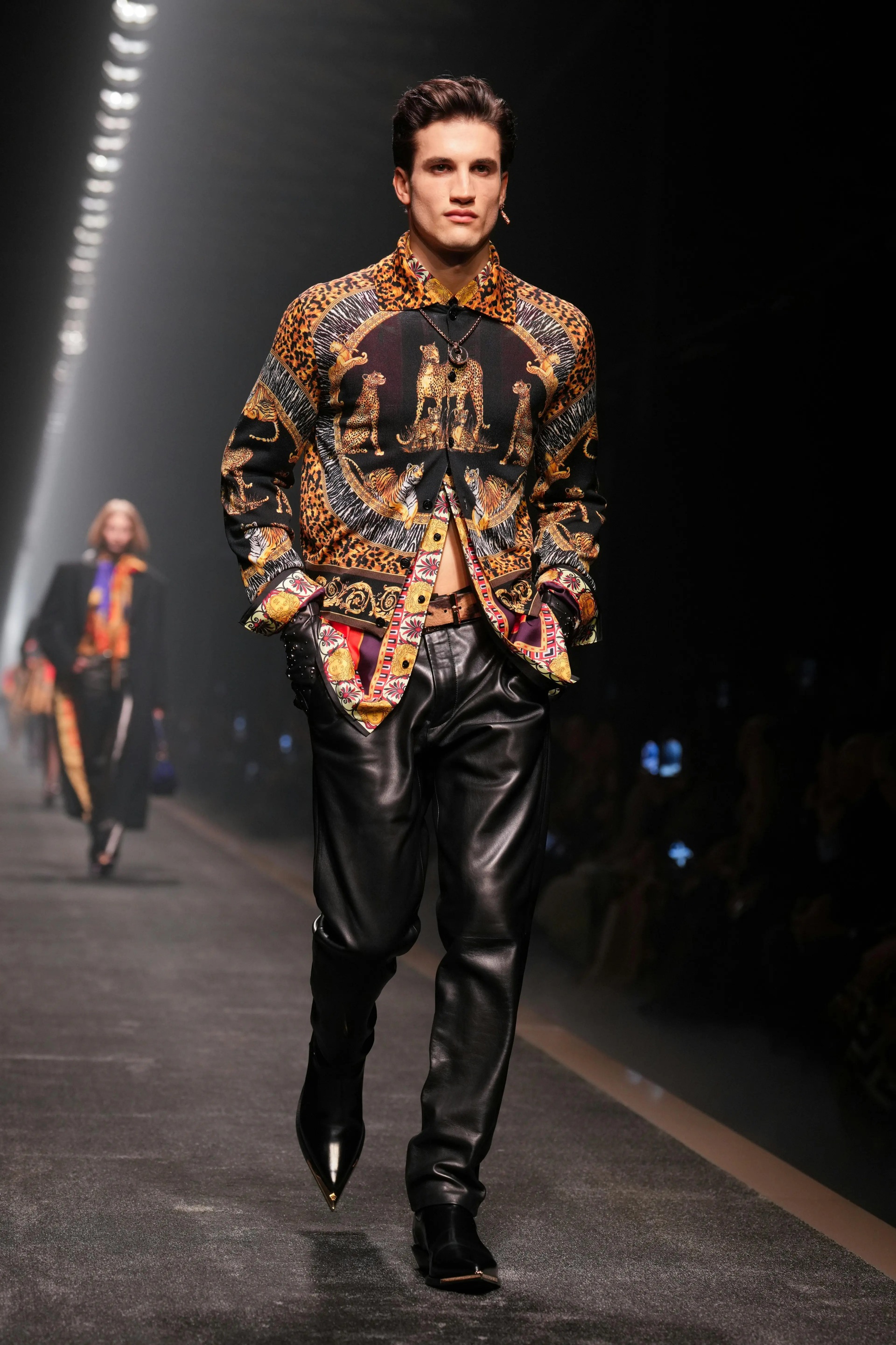 Mỹ nam Hàn Quốc tẩy tóc cá tính, gây náo loạn tại show Versace - 7 Mỹ nam Hàn Quốc tẩy tóc cá tính, gây náo loạn tại show Versace - 7
