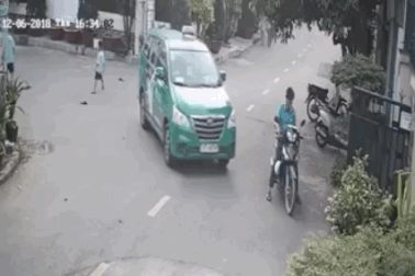 Một pha lùi xe rợn người