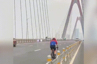 Đam mê tốc độ, mua xe đắt đỏ, nhiều người liều mạng đạp xe vào cao tốc