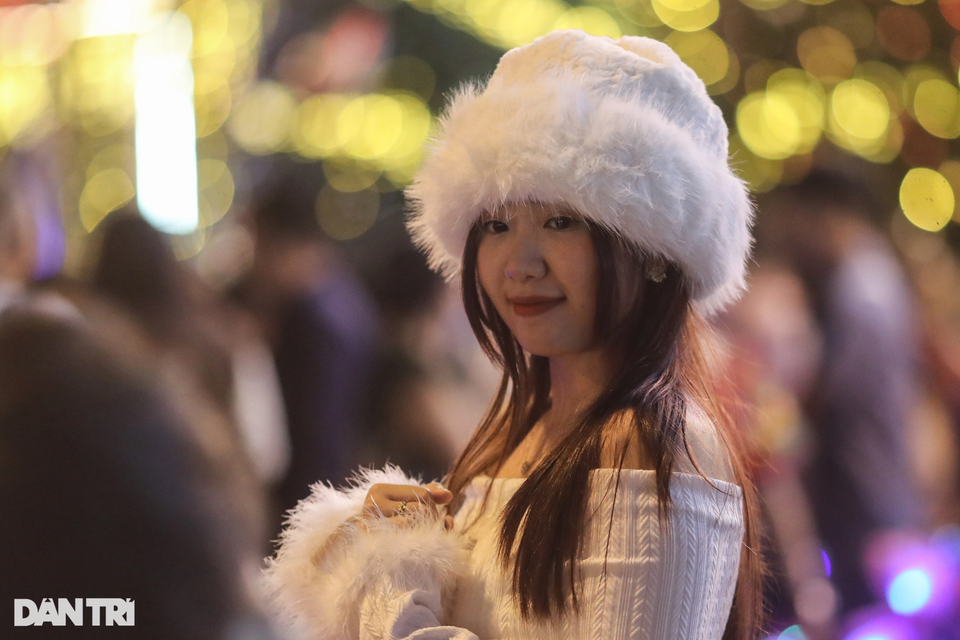 Nhiều nơi ở TPHCM ùn tắc khi người dân xuống đường đón Noel - 4 Nhiều nơi ở TPHCM ùn tắc khi người dân xuống đường đón Noel - 4