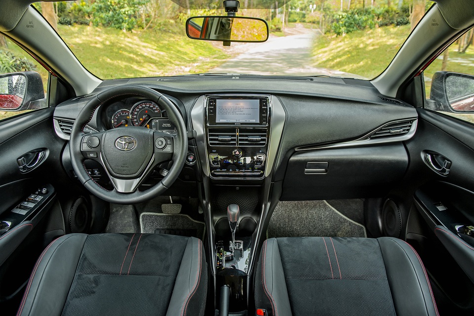 So sánh Honda City RS và Toyota Vios GR-S: Đồng hương tương tàn - 8 So sánh Honda City RS và Toyota Vios GR-S: Đồng hương tương tàn - 8