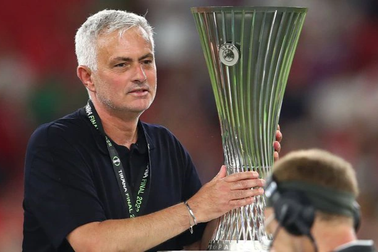 HLV Mourinho lập kỷ lục vĩ đại sau chức vô địch