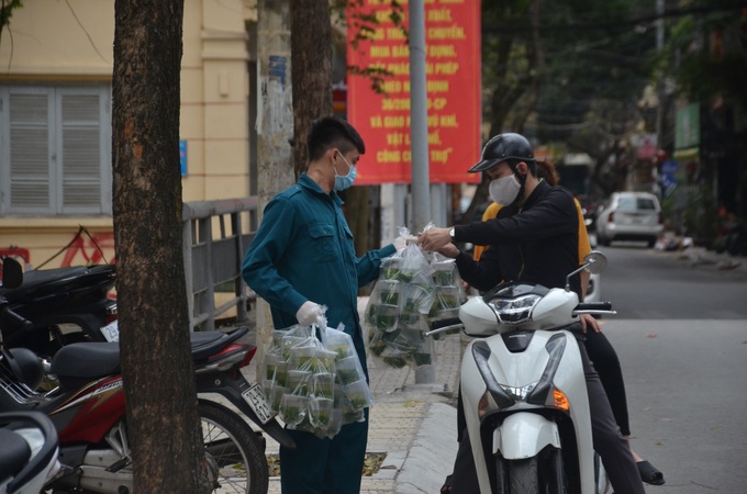 Cuộc sống của người dân Trúc Bạch ngày thứ 4 cách ly: Vui vẻ chơi cầu lông tập thể dục, nhu yếu phẩm miễn phí được đưa tới tận nhà - Ảnh 10. Cuộc sống của người dân Trúc Bạch ngày thứ 4 cách ly: Vui vẻ chơi cầu lông tập thể dục, nhu yếu phẩm miễn phí được đưa tới tận nhà - Ảnh 10.
