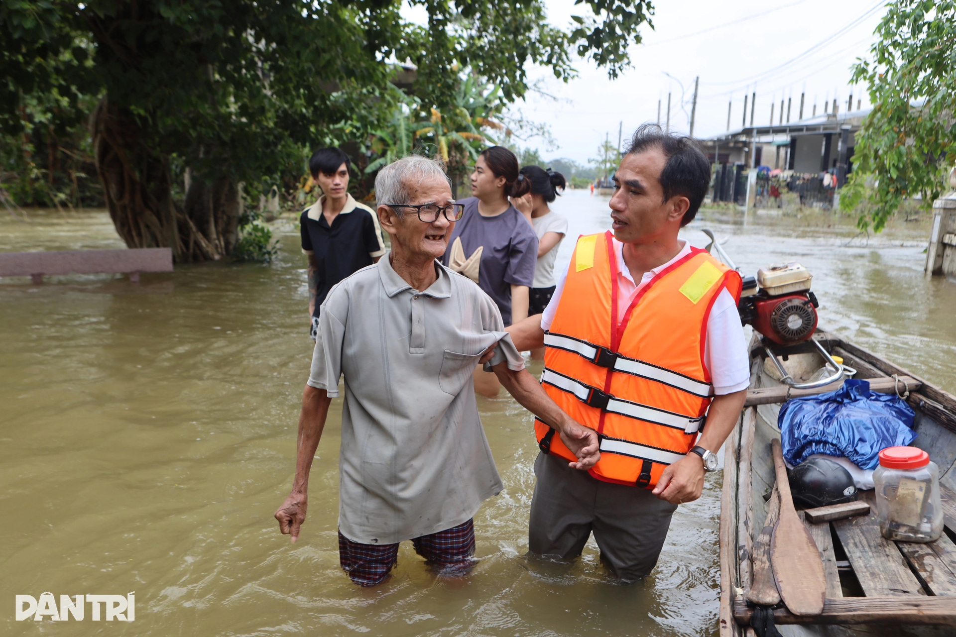 Báo Dân trí ngày đêm mang túi an sinh đến với cư dân vùng lũ ở ngã ba sông - 13 Báo Dân trí ngày đêm mang túi an sinh đến với cư dân vùng lũ ở ngã ba sông - 13
