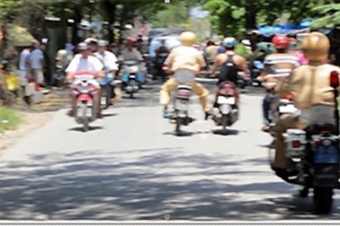 CSGT đẩy xe bằng chân giữa đường