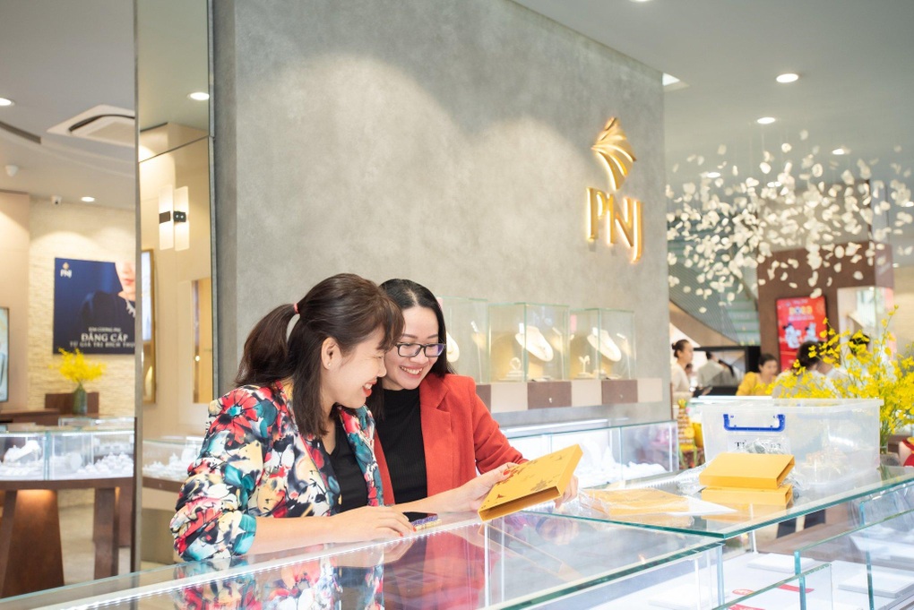 Khách hàng PNJ mua vàng lại trúng thêm vàng - 3 Khách hàng PNJ mua vàng lại trúng thêm vàng - 3