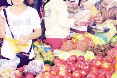 Đừng ham rẻ với nho Mỹ, táo Úc… bán rong