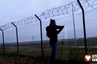 Người biểu tình đột nhập sân bay, chặn đường băng ở Đức