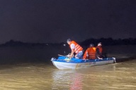 Công an giải cứu 7 người mắc kẹt giữa mưa lũ ở Quảng Trị