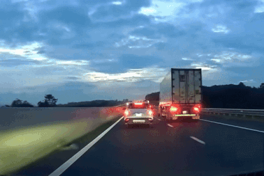 Ô tô con lao vào dải phân cách và đầu xe container, nghi tài xế buồn ngủ