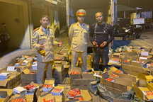 Hà Nội: 1,8 tấn pháo hoa sau thùng ô tô tải