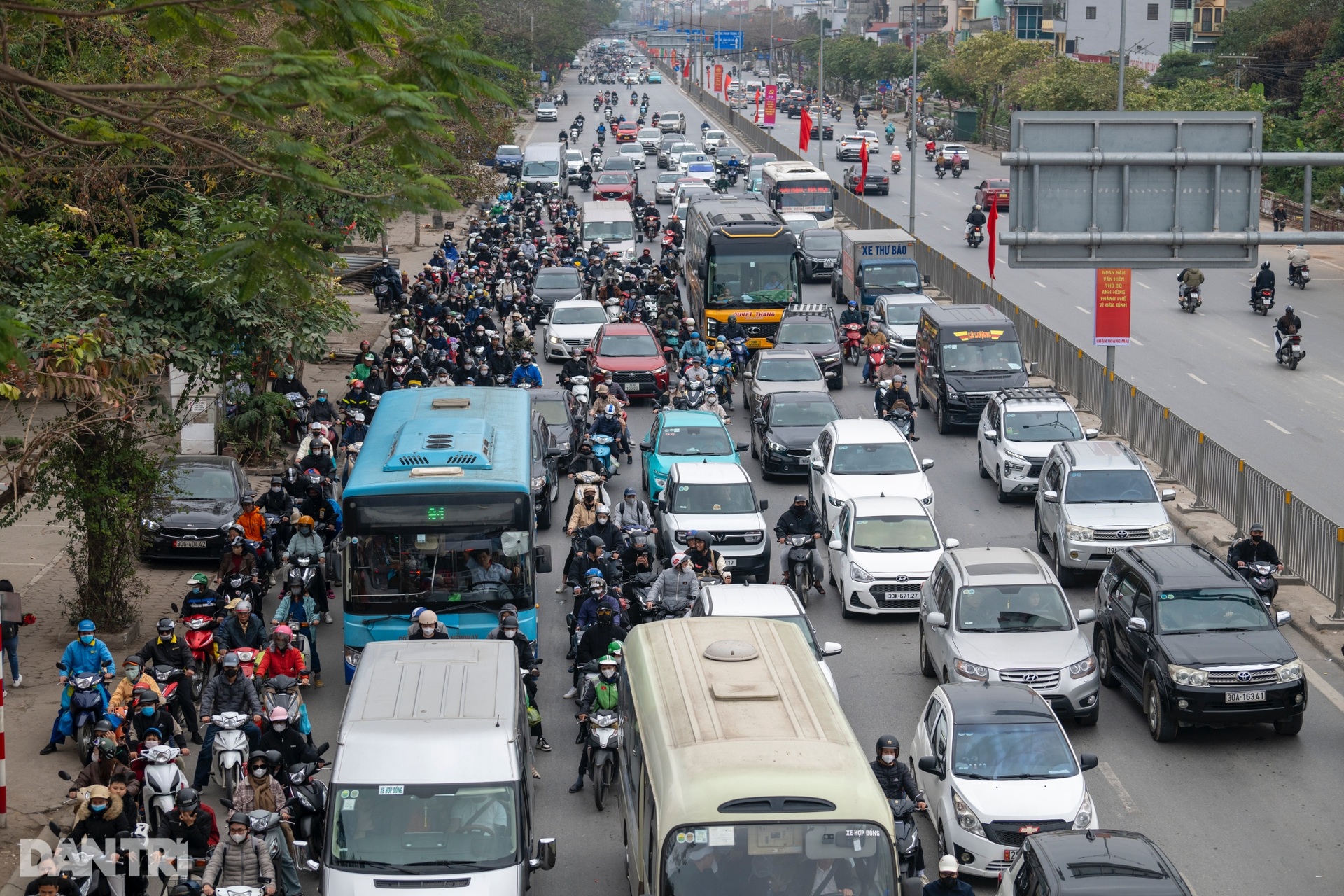 Người dân ùn ùn trở lại Hà Nội, nhiều tuyến đường cửa ngõ kẹt cứng - 5 Người dân ùn ùn trở lại Hà Nội, nhiều tuyến đường cửa ngõ kẹt cứng - 5