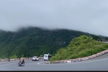 Phượt thủ mất lái, lộn nhào qua dải phân cách trên đèo Hải Vân