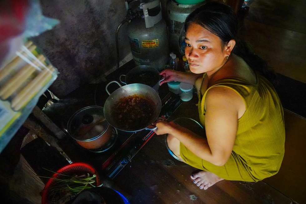 Người Sài Gòn bất đắc dĩ sống mòn dưới gầm cầu - 6 Người Sài Gòn bất đắc dĩ sống mòn dưới gầm cầu - 6