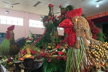 Chiêm ngưỡng cặp “gà hóa phụng” nặng gần 1 tấn bằng trái cây