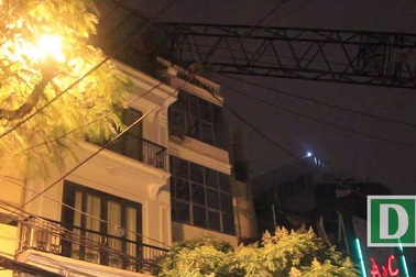 Hiện trường vụ cẩu tháp sập đè nhà dân trên phố Thụy Khuê