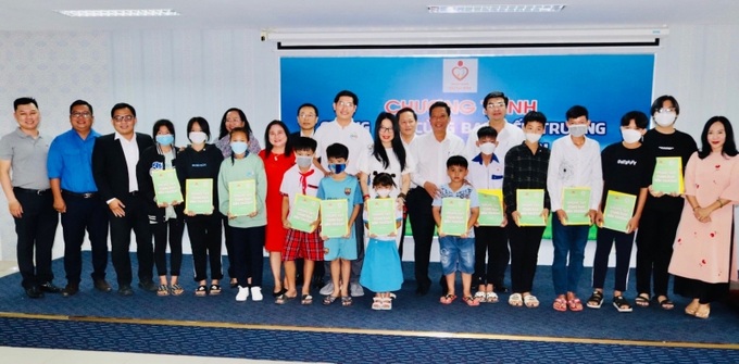 Ông Nguyễn Thực Hiện – PCT UBND TP.Cần Thơ cùng bà Trần Thị Xuân Mai - GĐ Sở LĐ-TB&XH TP. Cần Thơ và các nhà tài trợ trao sổ tiết kiệm cho trẻ.