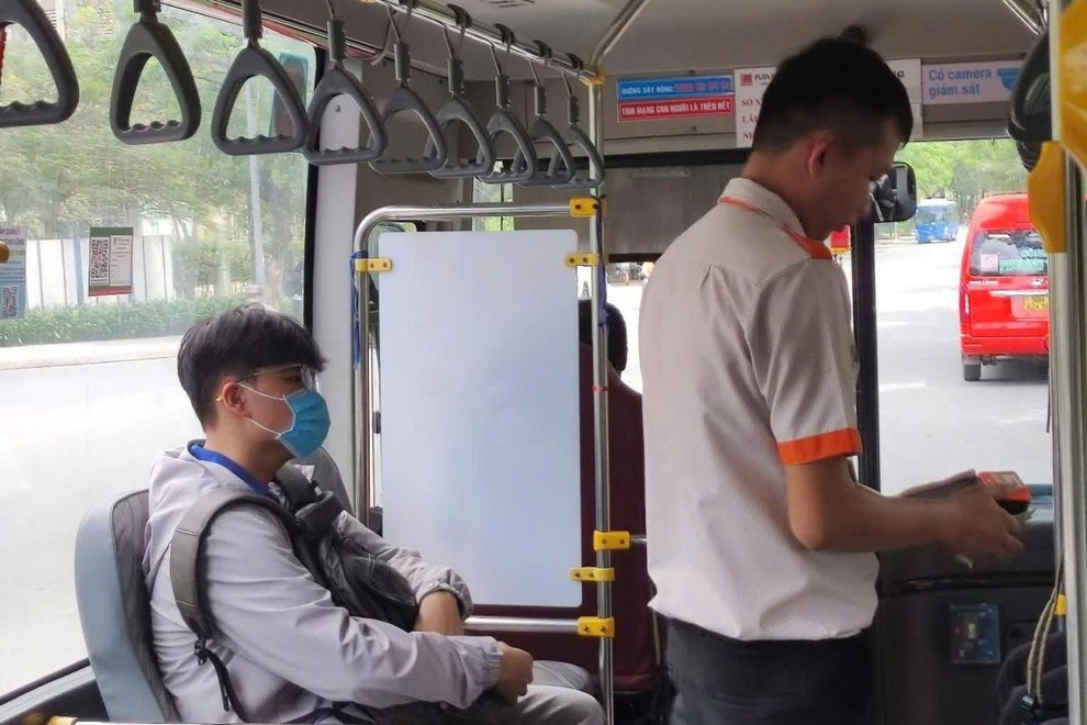 Sinh viên TPHCM bớt “khủng hoảng” đi lại nhờ tuyến xe buýt mới - 3 Sinh viên TPHCM bớt “khủng hoảng” đi lại nhờ tuyến xe buýt mới - 3