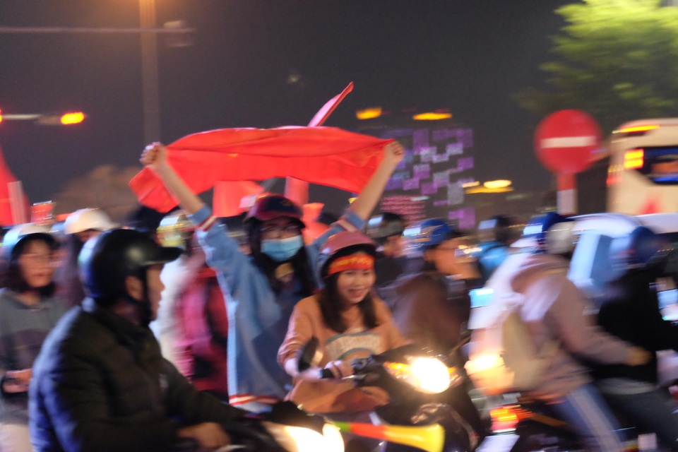 Hàng vạn người hâm mộ xuống đường mừng U22 Việt Nam vô địch SEA Games - 44 Hàng vạn người hâm mộ xuống đường mừng U22 Việt Nam vô địch SEA Games - 44