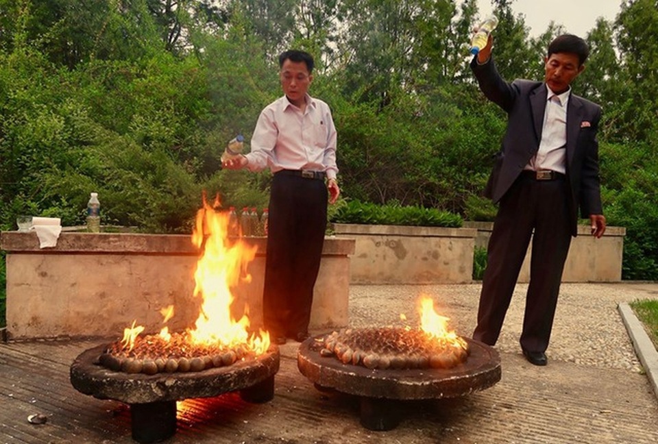Ngao nướng xăng: Món nhậu lạ miệng của Triều Tiên trong Hạ cánh nơi anh - 2 Ngao nướng xăng: Món nhậu lạ miệng của Triều Tiên trong Hạ cánh nơi anh - 2