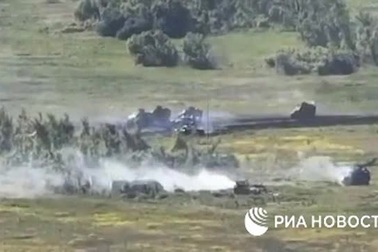 Một xe tăng Nga đối đầu 8 tăng thiết giáp Ukraine