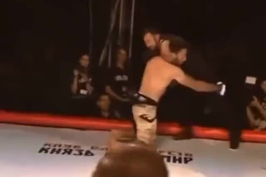 Võ sĩ MMA tấn công trọng tài và nhận cái kết đắng