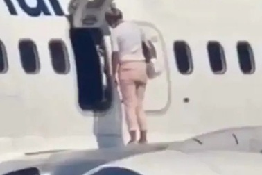 Ukraine: Bị cấm bay vì mở cửa thoát hiểm, trèo ra cánh máy bay hóng mát