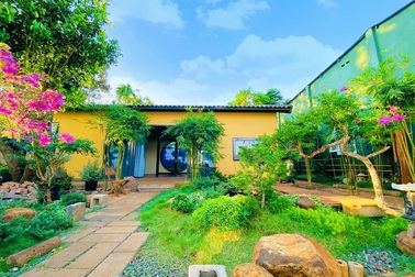 Thương cha mẹ cả đời lam lũ, 2 anh em tự tay xây nhà tặng đấng sinh thành