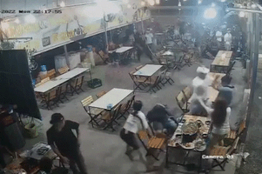 Bắt nhóm giang hồ cộm cán vô cớ đánh người, đập phá quán để "đòi" bảo kê