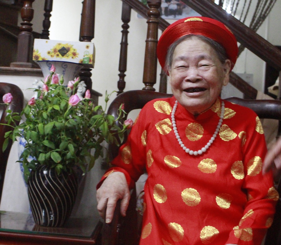 Me Nguyen Thi Xuyen mac ao dai moi.JPG Me Nguyen Thi Xuyen mac ao dai moi.JPG