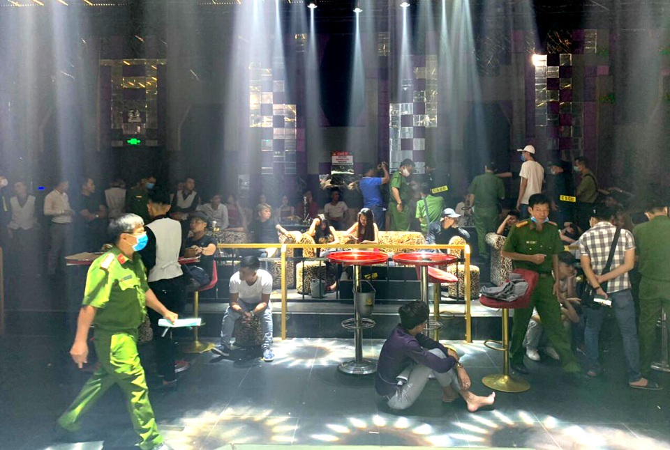 74 người dương tính với chất ma tuý ở quán bar Six T Club - 2 74 người dương tính với chất ma tuý ở quán bar Six T Club - 2
