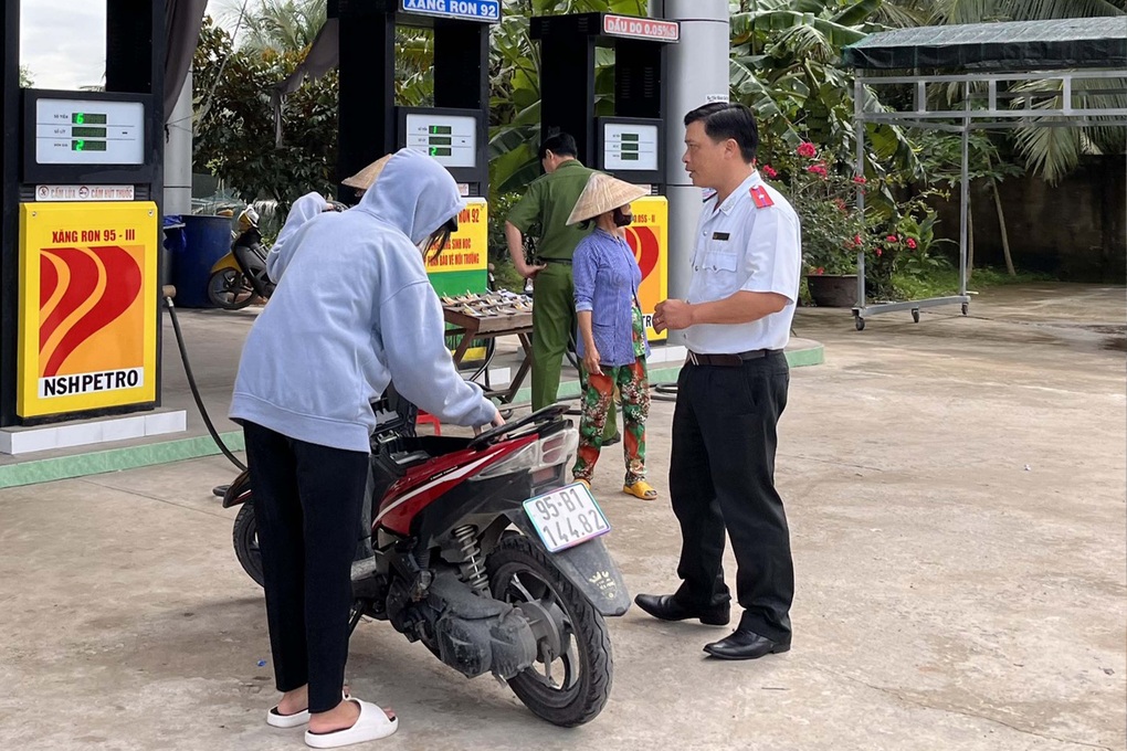 Nhiều cây xăng bị lập biên bản khi treo bảng hết xăng - 2 Nhiều cây xăng bị lập biên bản khi treo bảng hết xăng - 2