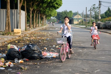 Hà Nội: Bãi tập kết rác nằm sát trường học, phụ huynh "nín thở" khi đón con