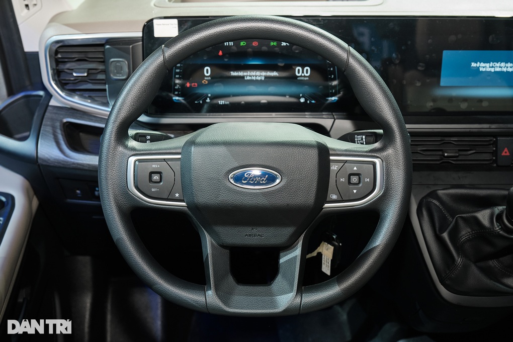 Tăng giá tới 240 triệu đồng so với đời cũ, Ford Transit 2024 có nâng cấp gì - 6 Tăng giá tới 240 triệu đồng so với đời cũ, Ford Transit 2024 có nâng cấp gì - 6