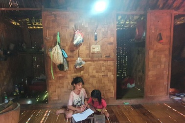 Hỗ trợ tiền điện để giảm bớt khó khăn cho hơn 3.500 hộ nghèo