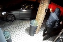 Trộm xe Mercedes-Benz trong 20 giây