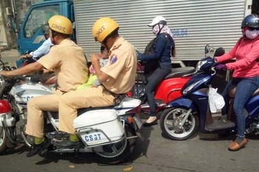Tuyên dương CSGT mở đường, vượt dòng xe đưa cháu bé đi cấp cứu