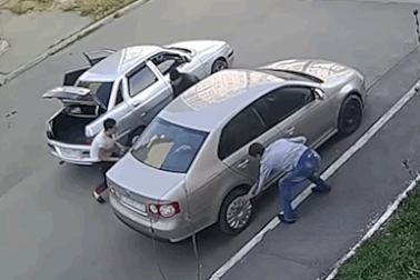 Ngang nhiên tháo trộm chụp la-zăng ô tô giữa ban ngày