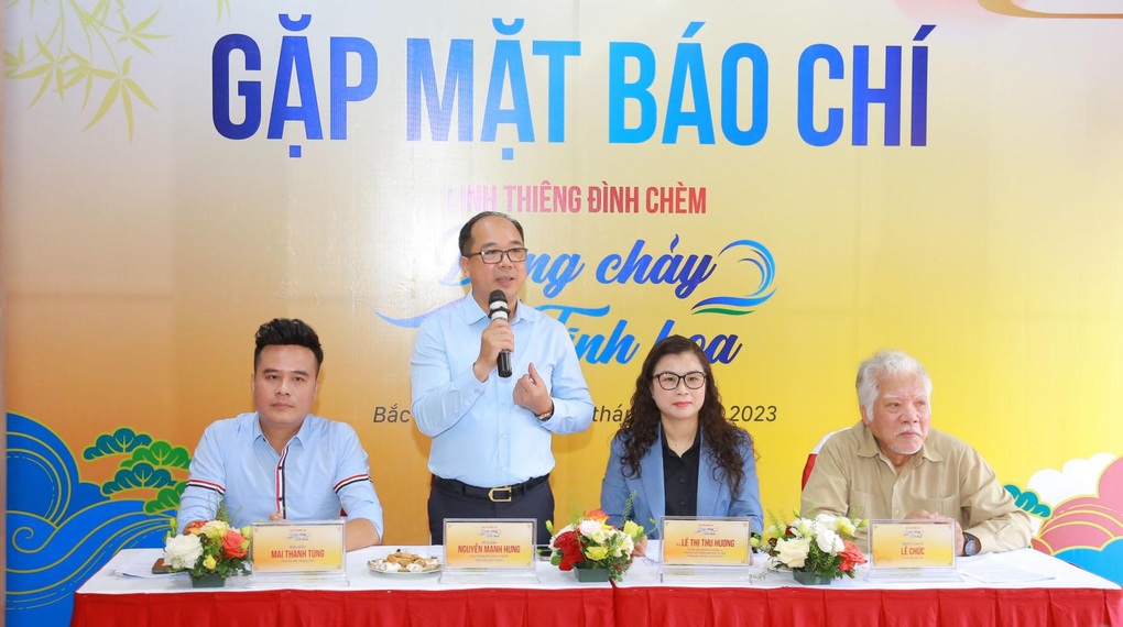 Tùng Dương sẽ hát trên sân khấu thực cảnh giữa sông Hồng - 1 Tùng Dương sẽ hát trên sân khấu thực cảnh giữa sông Hồng - 1