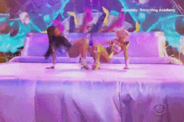 Ranh giới giữa trình diễn "gợi cảm" và "gợi dục" là gì?